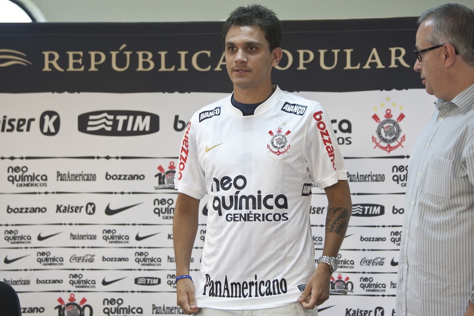 Fábio Santos foi apresentado pelo à época e hoje em dia diretor de futebol do clube, Roberto de Andrade