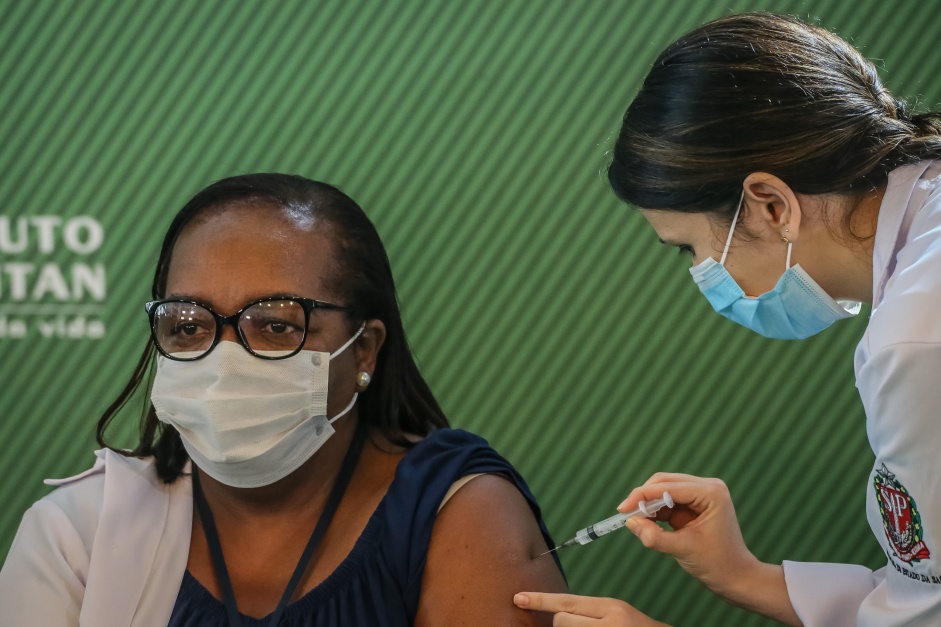 Mônica Calazans é a primeira brasileira a receber a vacina contra Covid-19