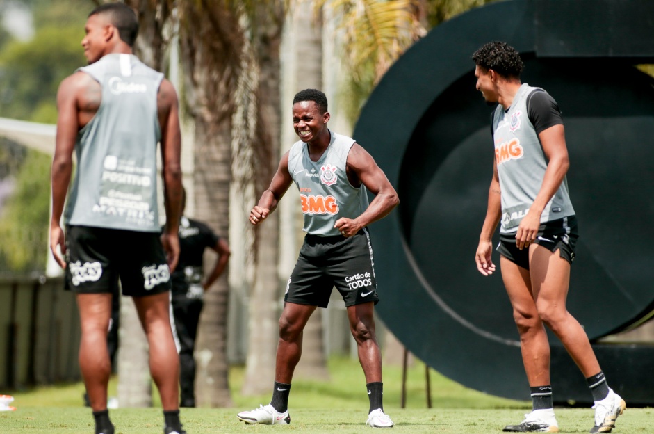 Cazares foi titular no duelo contra o Sport e contribuiu com uma bela assistência para o primeiro gol do Corinthians