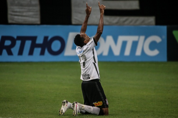 Jô marcou o terceiro gol do Timão, mas foi muito criticado nas redes sociais