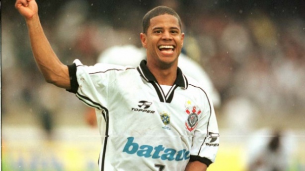 O primeiro gol de Marcelinho Carioca pelo Corinthians foi marcado contra a Portuguesa