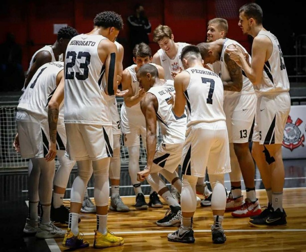 Corinthians renovou com sete de seus atletas do time de base do basquete