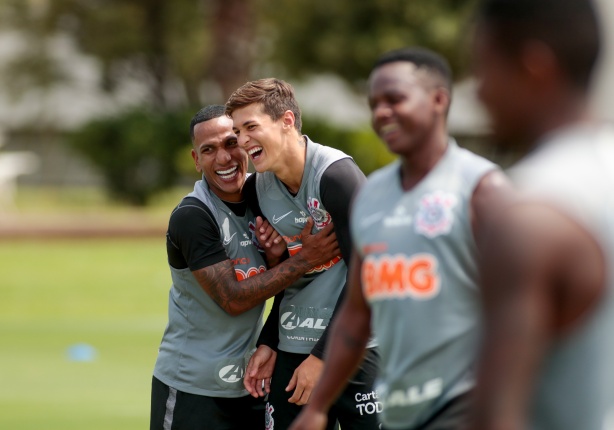 Otero voltou aos treinos do Corinthians e briga com Mateus Vital por posi��o no time desta segunda-feira