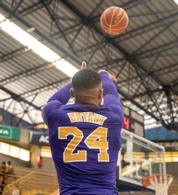 Um jogador de basquete com a palavra basquete nas costas.