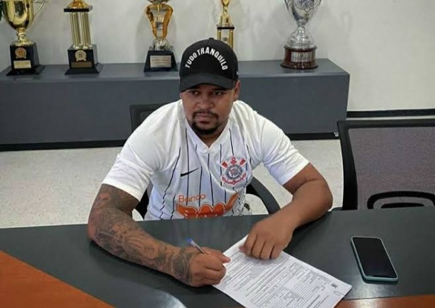 Única imagem de Diogo Vitor com a camisa do Corinthians foi na assinatura do seu contrato