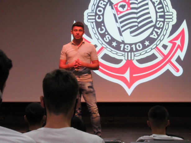 Ex-meia falou com a base do Corinthians na manh� desta ter�a-feira