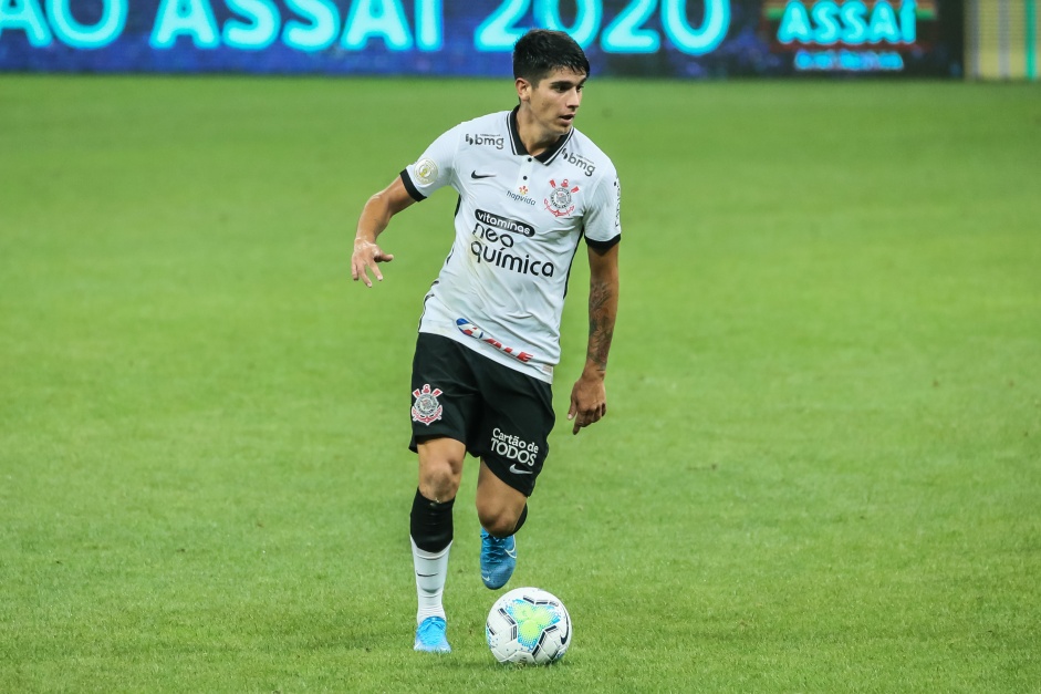 Araos volta a jogar bem como titular do Corinthians