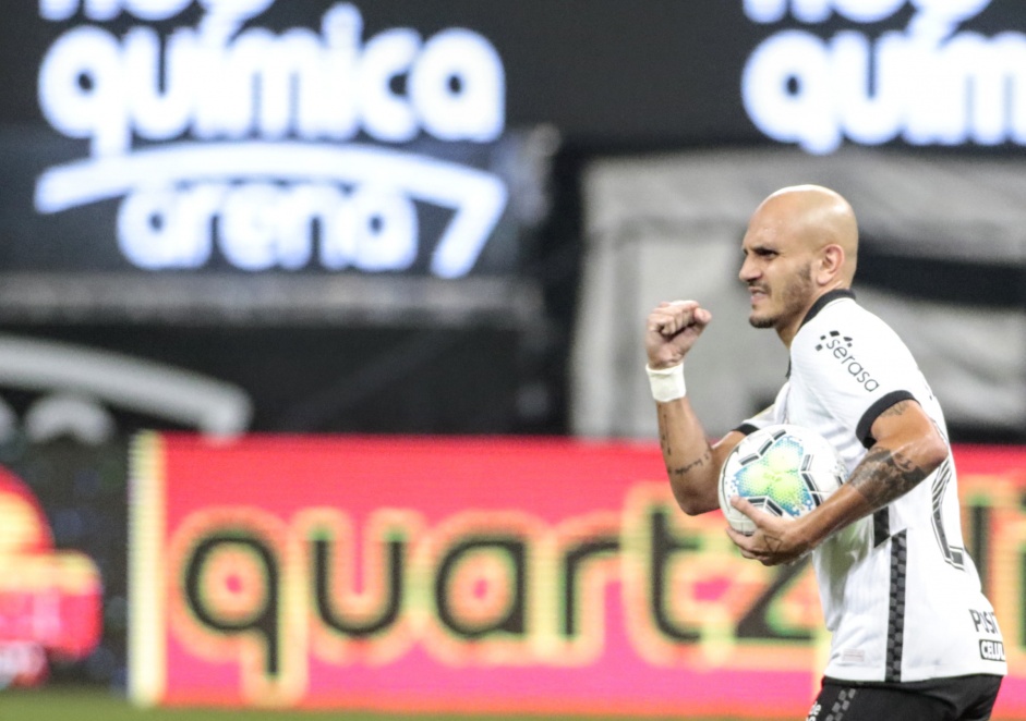Fbio Santos, de pnalti, fez o gol 345 do Corinthians na Neo Qumica Arena, o 500 gol do estdio em Itaquera