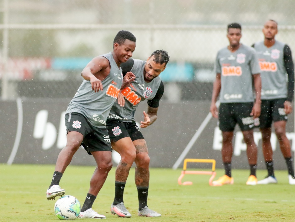 Com reforço de dupla, Corinthians faz trabalho técnico em reapresentação ao CT Joaquim Grava