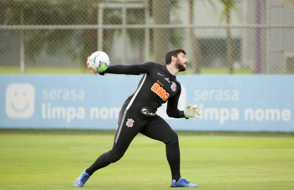 Caique Frana reaparece no CT do Corinthians nesta tera-feira