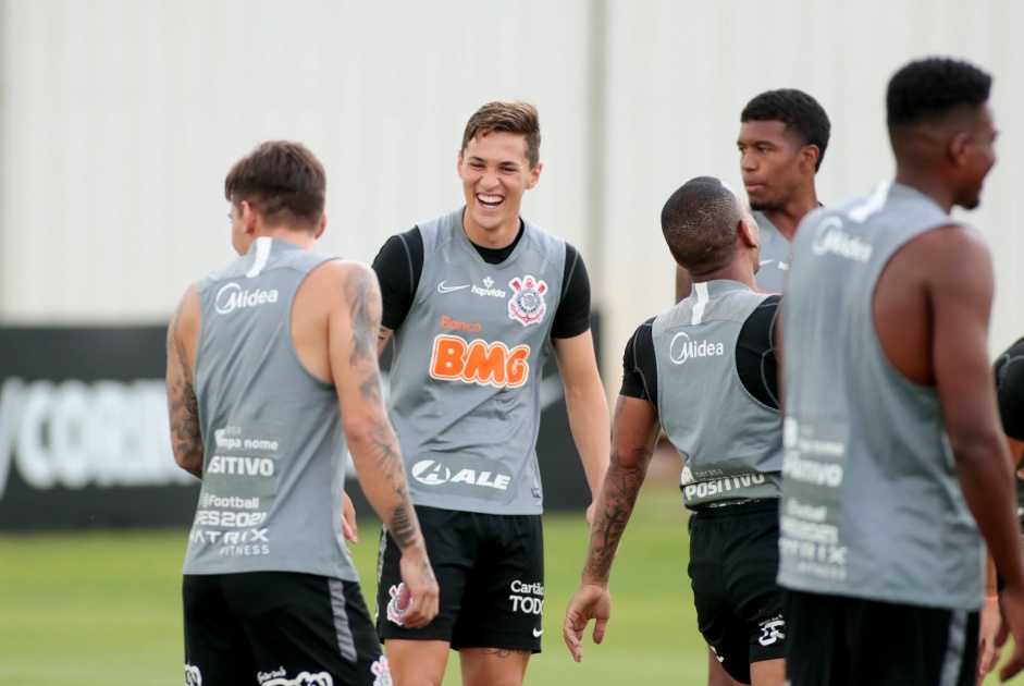 Mateus Vital voltou a ser titular do Corinthians nesta quarta-feira; atleta recebeu proposta do exterior