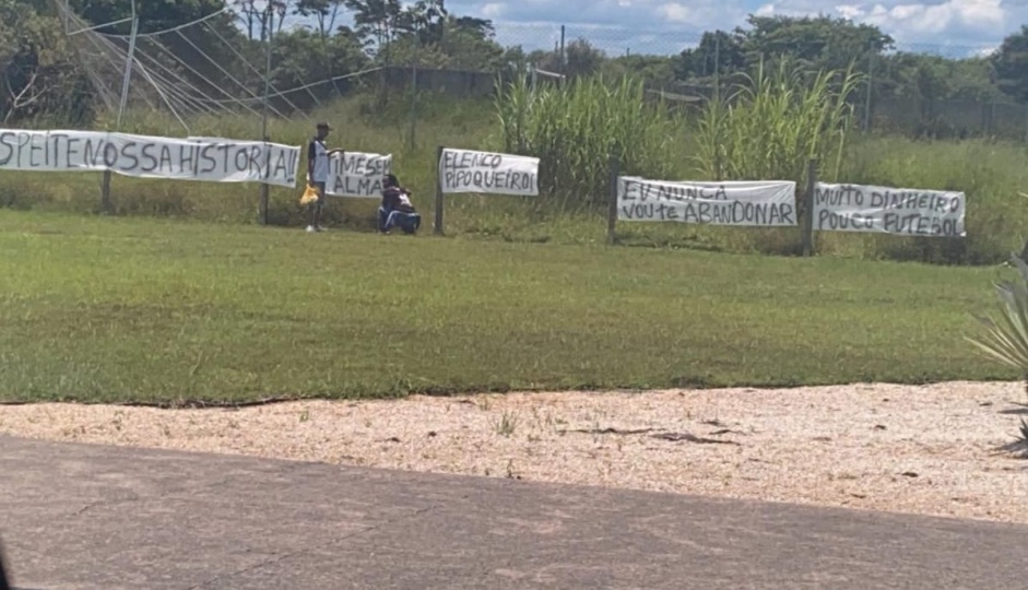 Torcedores protestam aps derrota para o Santos