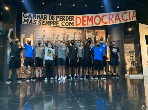 Elenco de basquete do Corinthians homenageia Doutor Sócrates antes