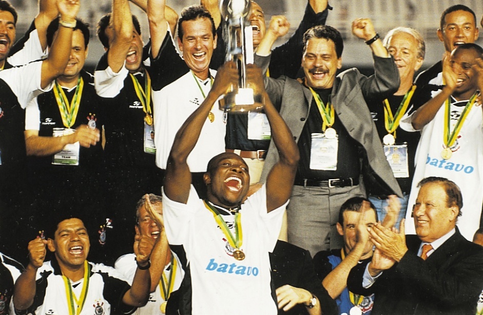 Rincn foi pea-chave para grandes conquistas do Corinthians; o volante foi o capito no Mundial de Clubes de 2000