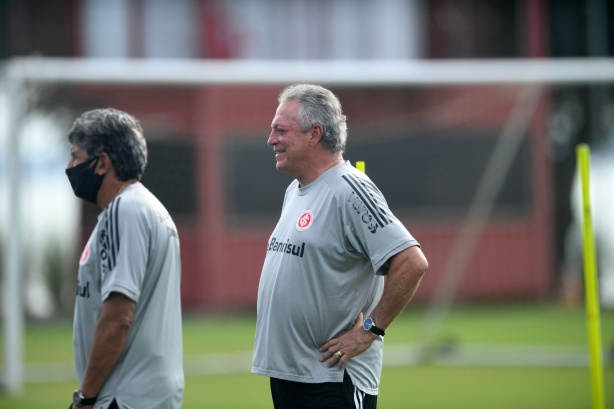 Abel Braga comanda o Internacional contra o Corinthians nesta noite