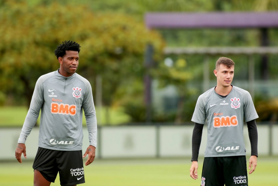Gil e Lucas Piton (o segundo por ausência de Fábio Santos) devem ser titulares do Corinthians nesta tarde