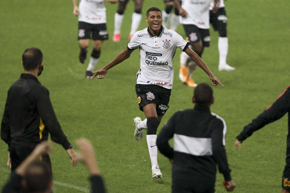 Varanda balançou a rede pela primeira vez com a camisa do Corinthians