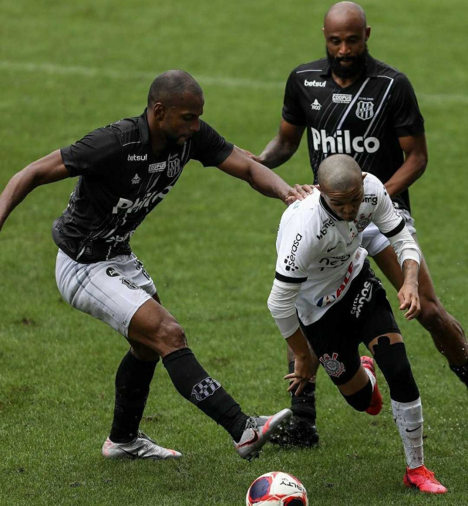 Adson fez sua estreia pelo time profissional do Corinthians neste domingo, diante da Ponte Preta