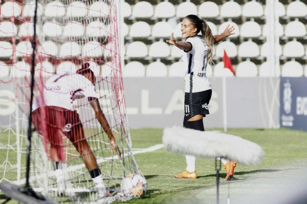 Gabi Nunes balançou as redes contra o Universitario