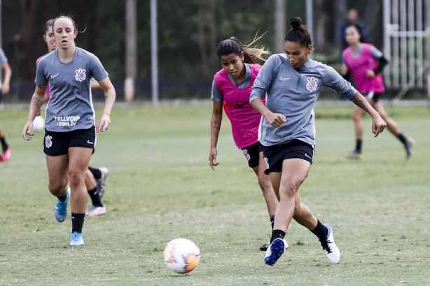 Pardal e Poliana em treino do Corinthians feminino