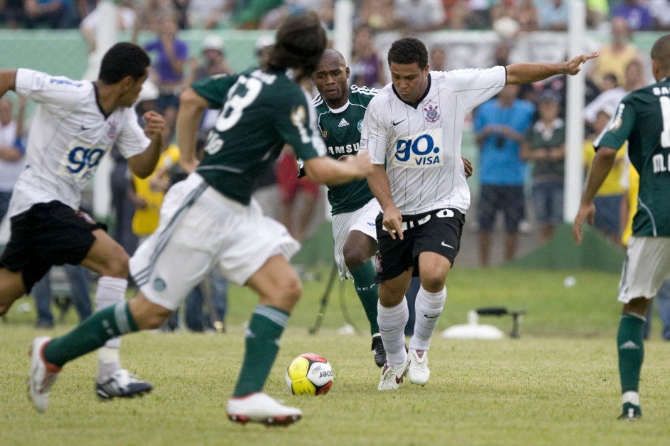 Ronaldo marcou seu primeiro gol pelo Corinthians em um Dérbi, pelo Paulistão de 2009