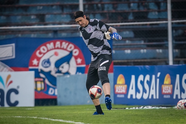 Cássio durante aquecimento para seu 508º jogo pelo Corinthians