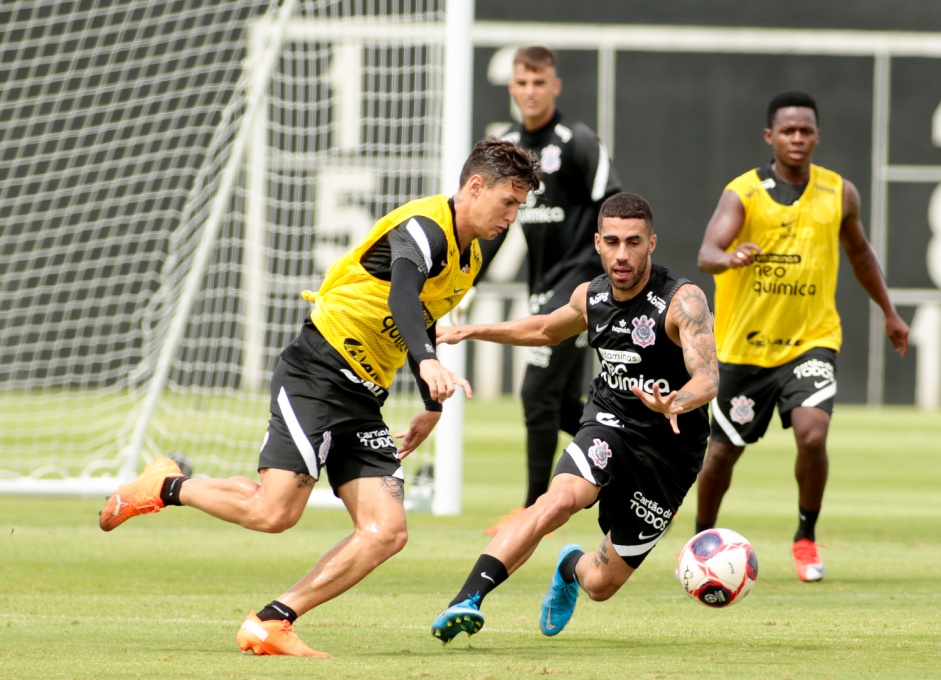 Corinthians realizou treino antes de viajar para Pernambuco nesta segunda-feira