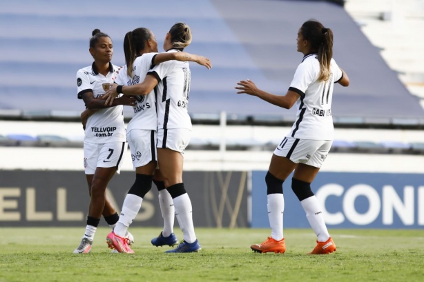 Corinthians goleia e se garante nas quartas da Libertadores feminina