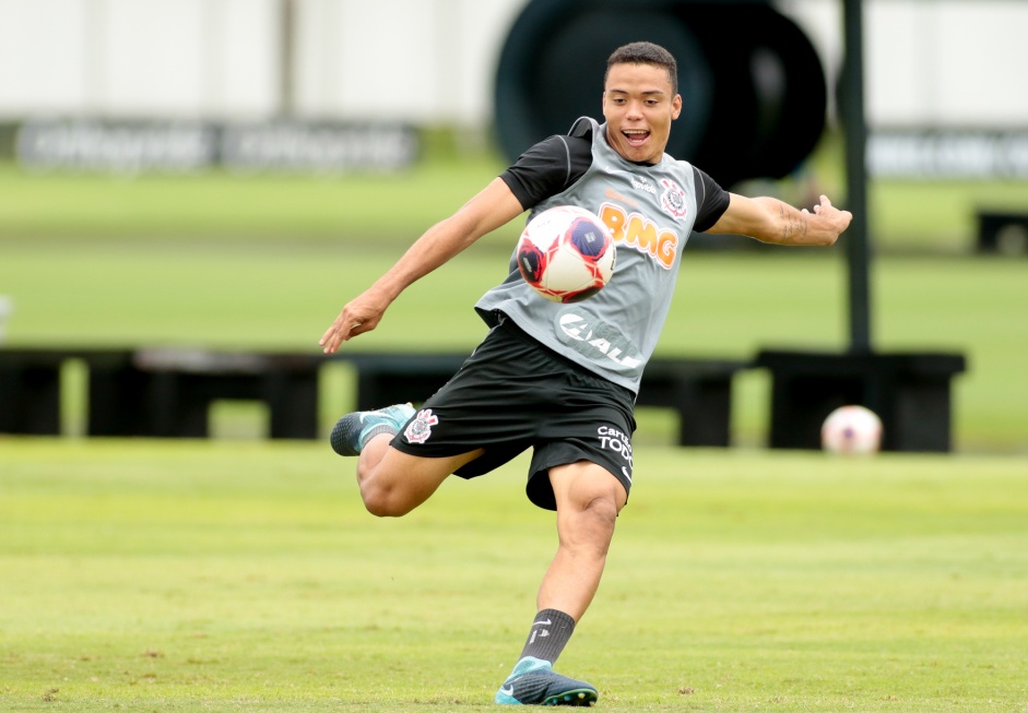 Corinthians renova contrato de Mandaca, jovem recém promovido ao profissional