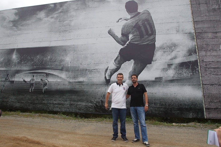Neto ao lado de Duilio Monteiro Alves no CT Joaquim Grava, em 2013