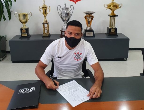 Mandaca, volante de 19 anos, renovou seu vínculo com o Corinthians