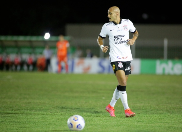 Fábio Santos analisou a atuação do Corinthians abaixo do esperado, mas valorizou a classificação