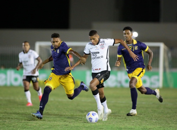 Rodrigo Varanda foi um dos corinthianos amarelados na noite desta sexta-feira, em partida contra o Retr�-PE