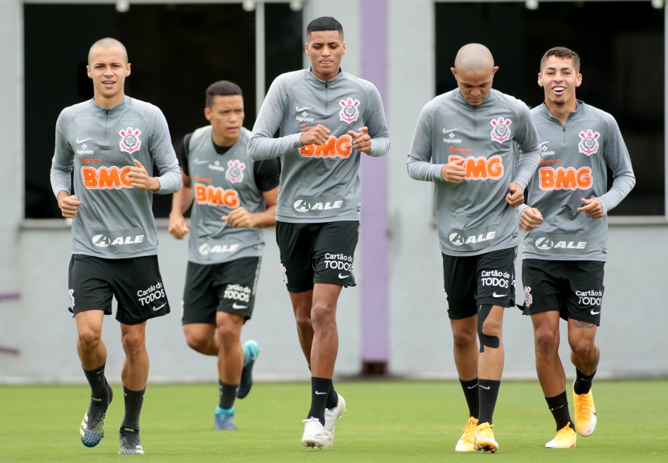 Matheus Arajo, Mandaca, Rodrigo Varanda, Adson e Gabriel Pereira, cinco dos jovens que subiram e ganharam chance no profissional do Corinthians