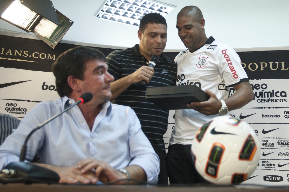 Ao lado de Ronaldo e Andrs Sanchez, Adriano Imperador era apresentado no Corinthians h dez anos