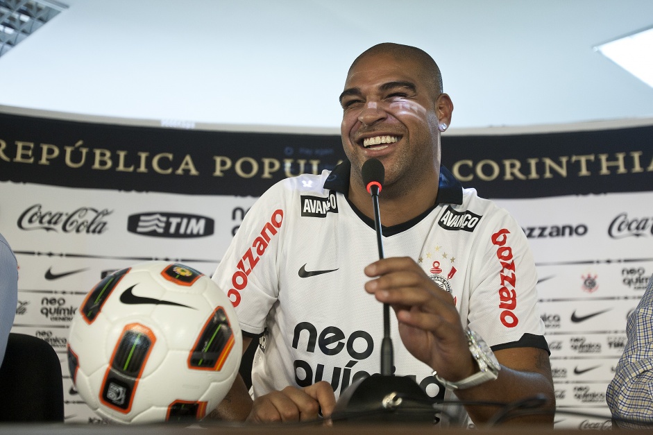 Adriano completa 41 anos nesta sexta-feira e recebeu homenagens do Corinthians nas redes sociais