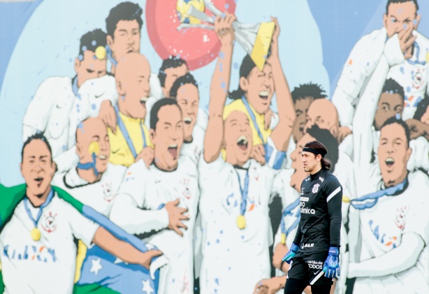 CT do Corinthians estampa imagem de Cássio com ex-companheiros no Mundial de 2012