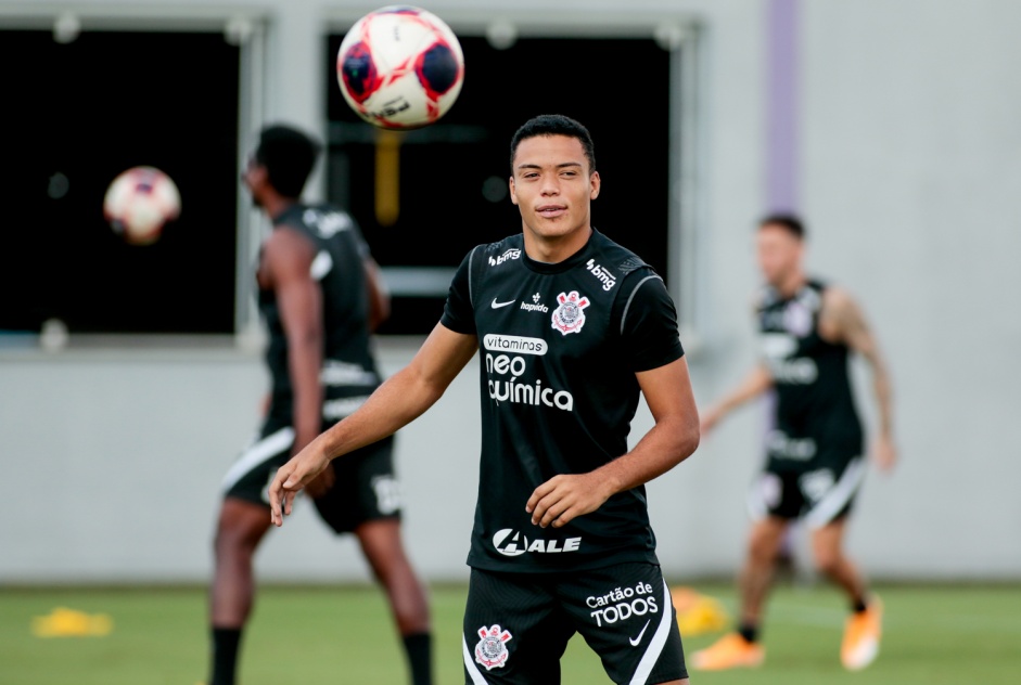 Luiz Mandaca, volante de 19 anos, segue sua rotina de treinos no CT Joaquim Grava; novo contrato ainda no foi registrado pelo Corinthians no BID da CBF