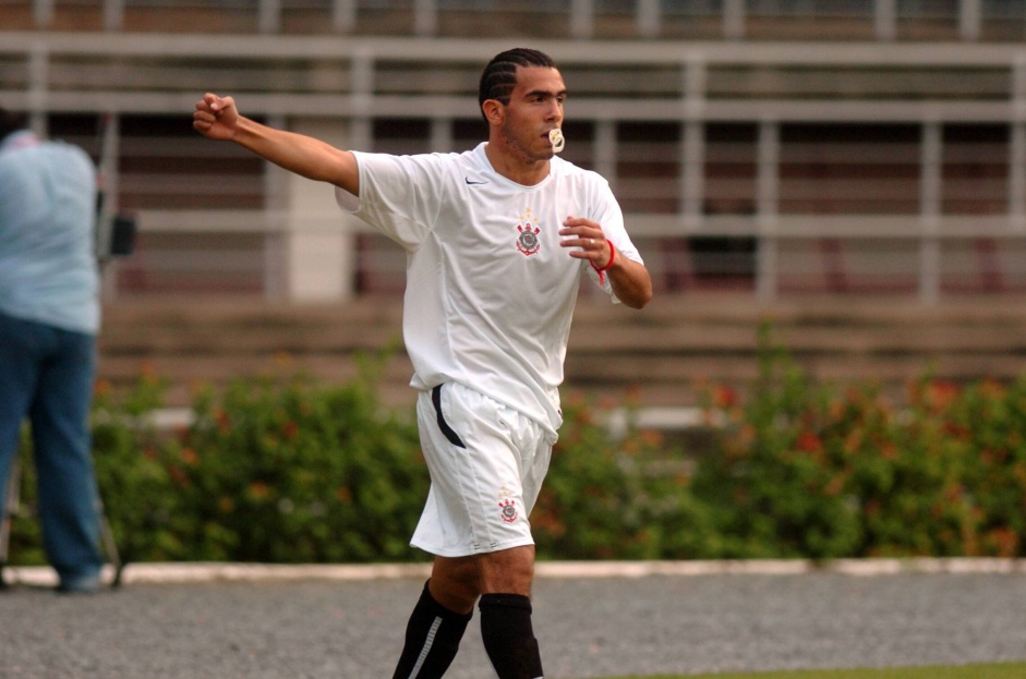 Carlitos Tevez foi o grande jogador daquela partida em 2005