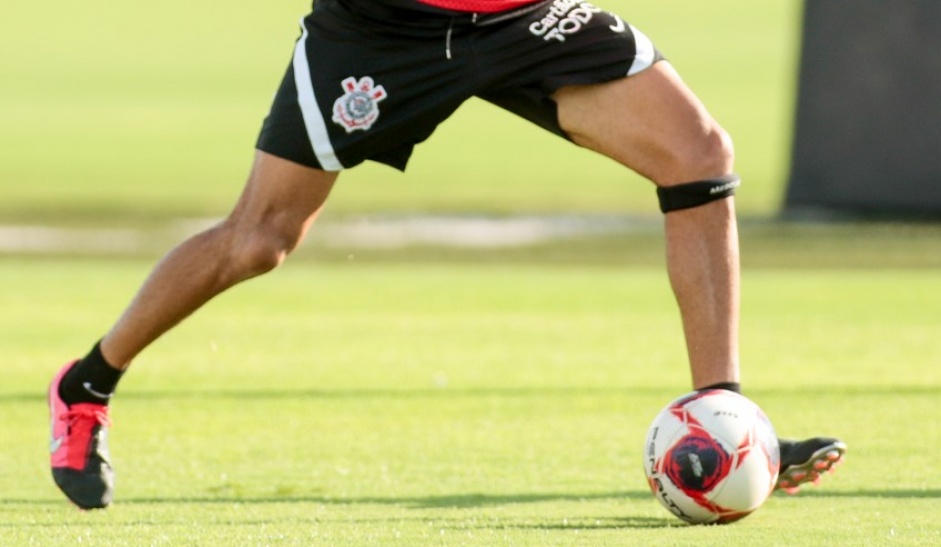 Lo Santos precisou passar por duas cirurgias em 2019 (ambas no mesmo joelho direito); zagueiro est de volta aos treinos
