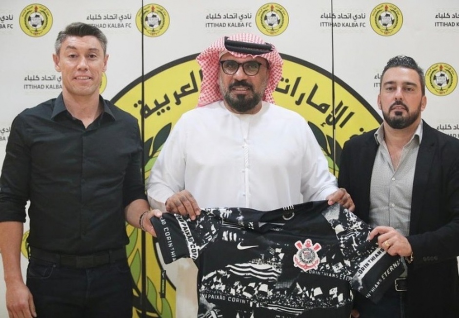 Fernando Yamada e Osvaldo Neto, dirigentes do Corinthians, ao lado de sheik do Ittihad Kalba, de Dubai