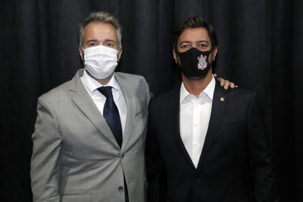 Herói Vicente, diretor jurídico, e Duilio Monteiro Alves, presidente, durante a posse no Parque São Jorge, no dia 4 de janeiro