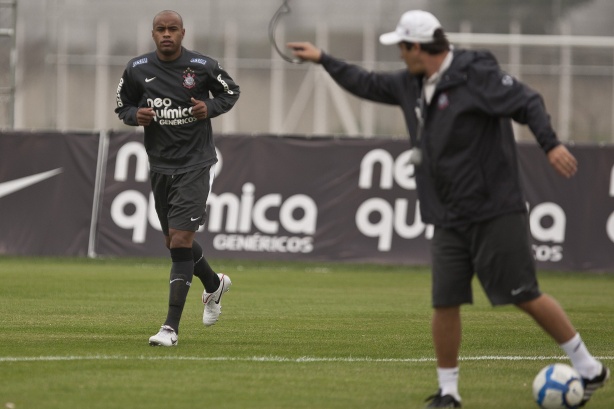 Thiago Heleno chegou ao Corinthians por indica��o de Ad�lson Batista; ex-treinador do clube alegou que zagueiro foi queimado por outros jogadores
