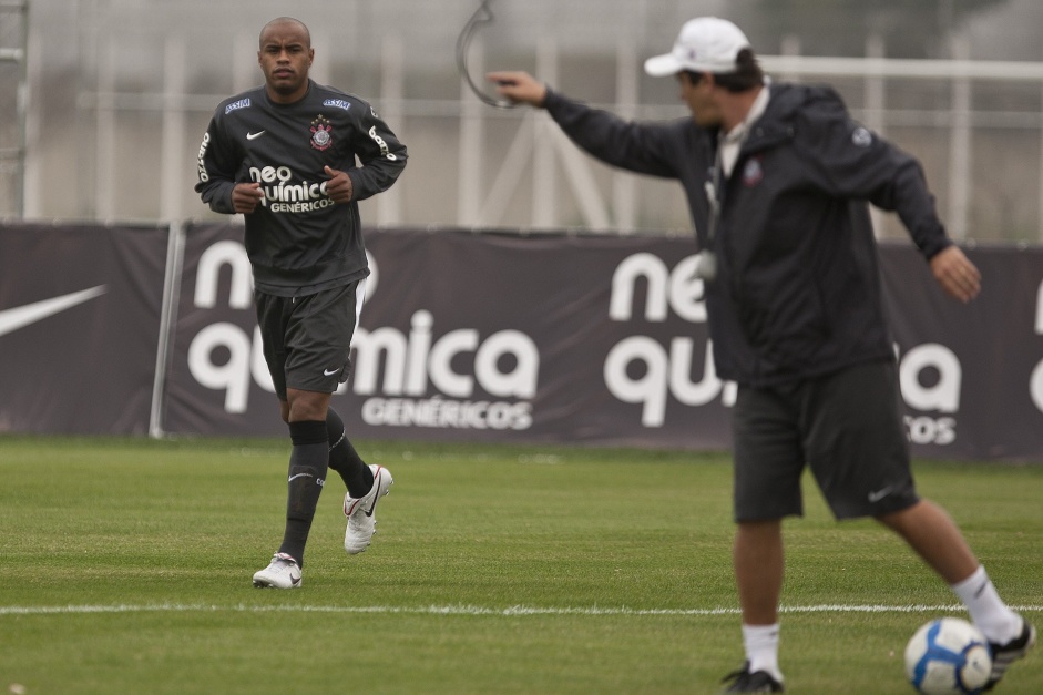Thiago Heleno chegou ao Corinthians por indicao de Adlson Batista; ex-treinador do clube alegou que zagueiro foi queimado por outros jogadores
