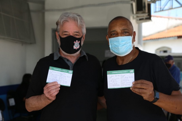 Dupla tomou segunda dose da vacina contra o coronav�rus