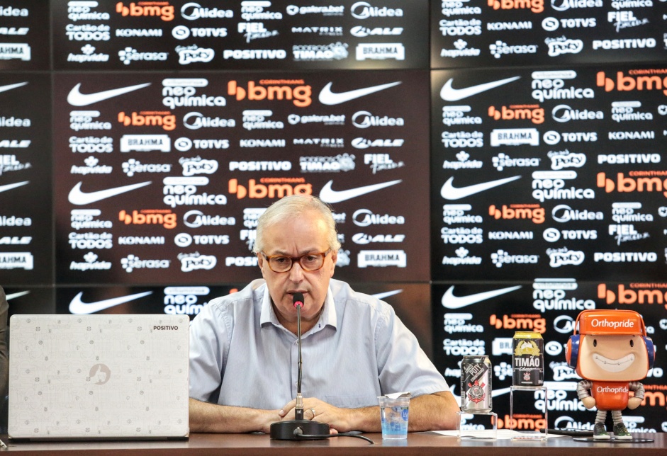 Roberto de Andrade falou que o Corinthians deve apostar em jovens da base, no em possveis promessas do mercado