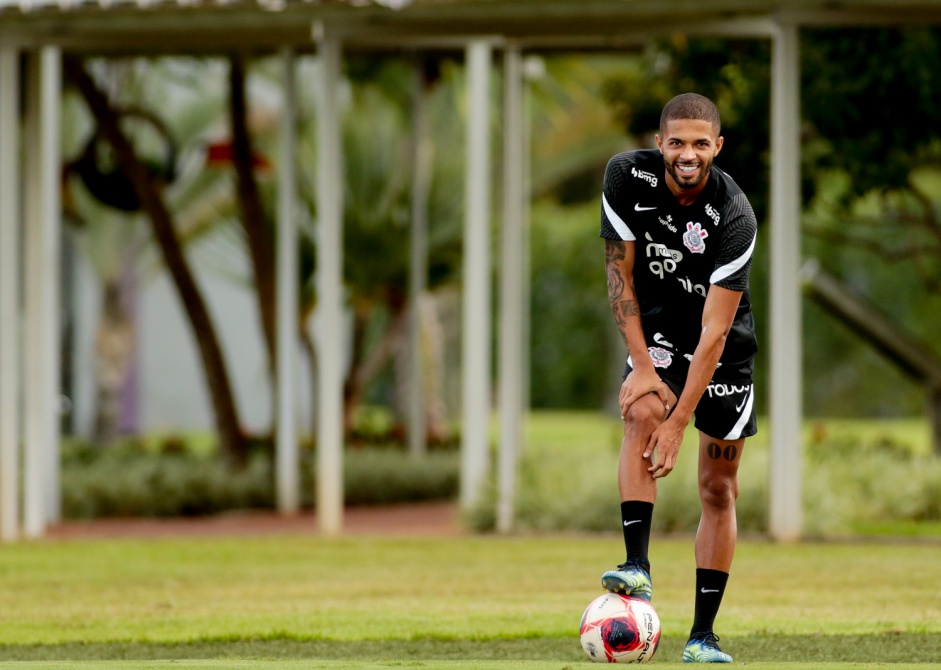 Vitinho, de 21 anos, tem acordo para um vnculo de mais trs anos com o Corinthians; meia, de 21 anos, deve ser um dos titulares contra o Guarani