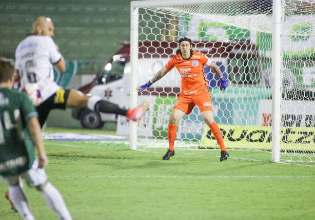 Cássio se destaca em vitória do Corinthians sobre o Guarani