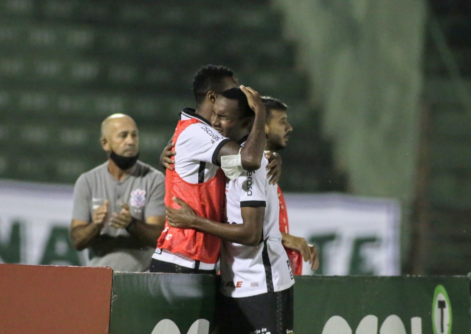Jovem Cauê abraçou o experiente Jô ao marcar seu primeiro gol pelo Corinthians, neste domingo
