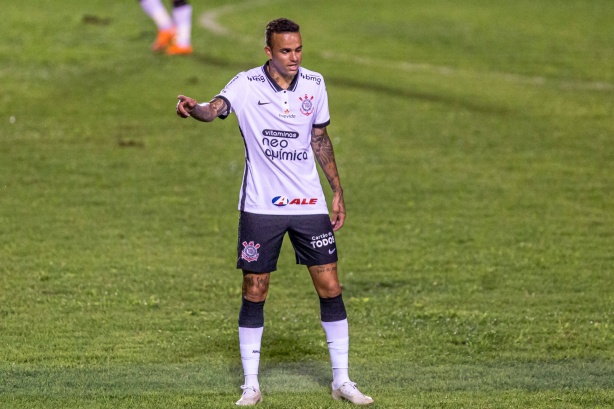 Luan d� bela assist�ncia para gol de Camacho em derrota do Corinthians